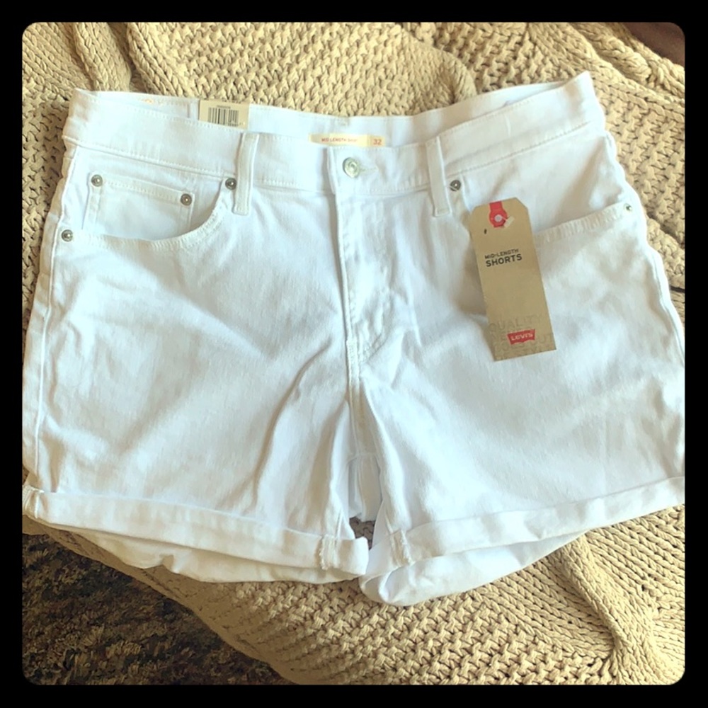 *NWT* Levi’s White Denim Shorts size 14/32